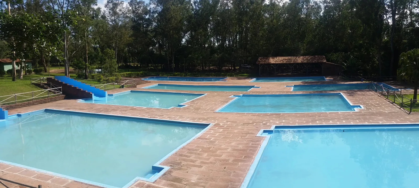 Piscinas e árvores do Eco Parque da Lomba