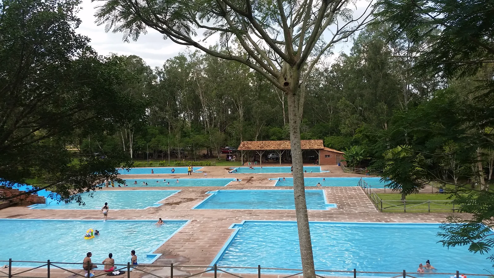 Piscinas do Eco Parque da Lomba vistas entre as árvores